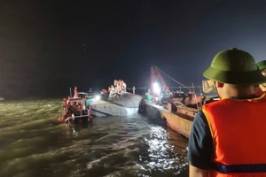 Lực lượng chức năng tìm kiếm nạn nhân mất tích vụ lật tàu tại Quảng Ninh. Ảnh: Minh Cương.