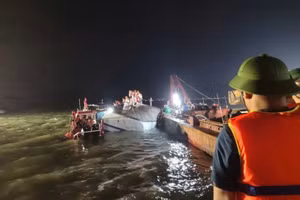 Lực lượng chức năng tìm kiếm nạn nhân mất tích vụ lật tàu tại Quảng Ninh. Ảnh: Minh Cương.