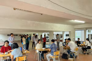 Thí sinh làm thủ tục để dự thi V-SAT- TNU năm 2024.