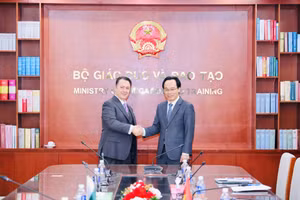 Bộ trưởng Hoàng Minh Sơn và Đại sứ Kohdayar Marri.