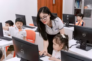 Cô trò Phenikaa School trong giờ Tin học.