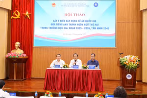 Chủ trì hội thảo (từ trái sang phải ảnh): Hiệu trưởng Trường ĐH Sư phạm Hà Nội Nguyễn Đức Sơn; Thứ trưởng Bộ GD&ĐT Phạm Ngọc Thưởng; Hiệu trưởng Trường ĐH Sư phạm TP.Hồ Chí Minh Huỳnh Văn Sơn.