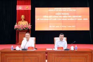 Chủ trì hội nghị (từ trái sang phải ảnh): Ông Nguyễn Viết Lộc, Phó Bí thư chuyên trách Đảng ủy Bộ GD&ĐT; ông Nguyễn Văn Phúc, Ủy viên Ban Thường vụ, Thứ trưởng Bộ GD&ĐT.