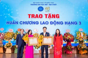 Bà Nguyễn Thị Hạnh – Phó Vụ trưởng Vụ Tổ chức cán bộ (Bộ GD&ĐT) thừa uỷ quyền trao tặng Huân chương Lao động hạng 3 cho PGS.TS Nguyễn Ngọc Khánh và TS Nguyễn Thị Kim Ngân. 