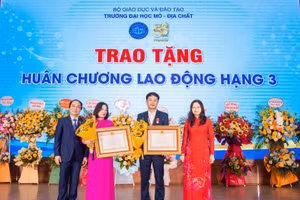 Bà Nguyễn Thị Hạnh – Phó Vụ trưởng Vụ Tổ chức cán bộ (Bộ GD&ĐT) thừa uỷ quyền trao tặng Huân chương Lao động hạng 3 cho PGS.TS Nguyễn Ngọc Khánh và TS Nguyễn Thị Kim Ngân. 