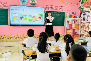 Cô Lê Thị Thanh Huyền và học sinh Trường Tiểu học Châu Sơn (Ba Vì, Hà Nội) trong giờ học tiếng Anh.