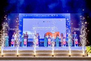 Các đại biểu thực hiện nghi thức ký cam kết cùng nhau an toàn trực tuyến.