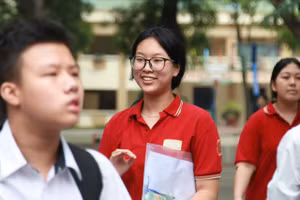 Thí sinh sau giờ thi môn Toán tại điểm thi Trường THCS Đống Đa (Hà Nội). Ảnh: Vân Anh.