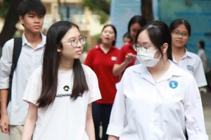 Thí sinh sau giờ thi môn Toán tại điểm thi Trường THCS Đống Đa (Hà Nội). Ảnh: Vân Anh.