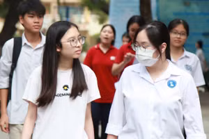 Thí sinh sau giờ thi môn Toán tại điểm thi Trường THCS Đống Đa (Hà Nội). Ảnh: Vân Anh.