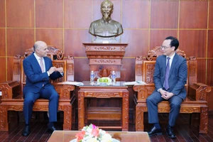 Quyền Bộ trưởng Hoàng Minh Sơn trao đổi với ông Amit Sevak, Tổng Giám đốc ETS.