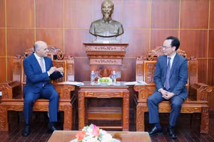 Quyền Bộ trưởng Hoàng Minh Sơn trao đổi với ông Amit Sevak, Tổng Giám đốc ETS.