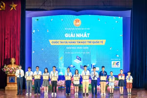 TS Tô Hồng Nam, Phó Cục trưởng Cục Khoa học, CN&TT, Bộ GD&ĐT và PGS.TS Nguyễn Văn Hiền, Giám đốc Sở GD&ĐT Hà Nội trao giải Nhất.