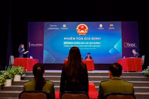 Phiên tòa giả định được tái hiện như một phiên tòa thật sự, có đầy đủ hội đồng xét xử, kiểm sát viên, luật sư, bị cáo, bị hại, mang đến cho học sinh góc nhìn chân thực. 