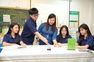 Cô trò Trường THCS-THPT Ban Mai (Hà Nội).