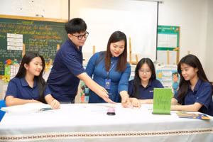 Cô trò Trường THCS-THPT Ban Mai (Hà Nội).