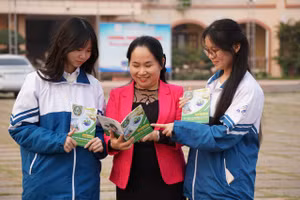 Cô Nguyễn Thu Quyên và học trò.