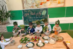 Trẻ mầm non thi gói bánh Chưng, bánh Dày.