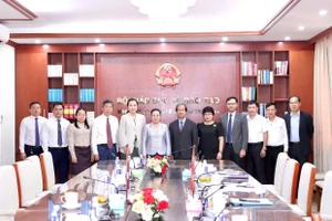 Bộ trưởng Nguyễn Kim Sơn, Đại sứ Khamphao Ernthavanh và đại diện hai bên chụp ảnh lưu niệm tại buổi tiếp.