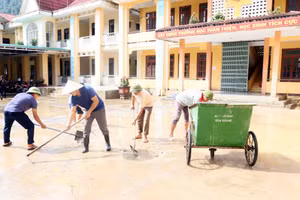 Thầy cô Trường Tiểu học và THCS Thượng Hóa (Quảng Trị) dọn vệ sinh trường lớp để đón năm học mới. Ảnh: Đức Tài.