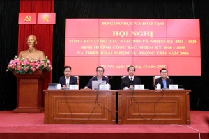 Chủ trì hội nghị (từ trái qua phải ảnh): Thứ trưởng Lê Quân, Thứ trưởng Nguyễn Văn Phúc, Bộ trưởng Nguyễn Kim Sơn, Thứ trưởng Lê Tấn Dũng.