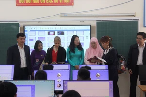 Đoàn đại biểu Bộ GD&ĐT cùng Ban Thư ký SEAMEO thăm lớp học tại Trường tiểu học Ngô Thì Nhậm.