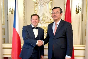 Thứ trưởng Bộ Giáo dục, Thanh niên và Thể thao Cộng hòa Séc Jaroslav Miller và Thứ trưởng Bộ GD&ĐT Việt Nam Nguyễn Văn Phúc tại buổi làm việc.