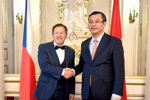 Thứ trưởng Bộ Giáo dục, Thanh niên và Thể thao Cộng hòa Séc Jaroslav Miller và Thứ trưởng Bộ GD&ĐT Việt Nam Nguyễn Văn Phúc.