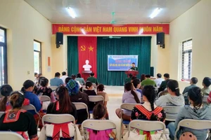 Lớp học xóa mù chữ, xóa tái mù chữ cho học viên là phụ nữ tại bản Ón, xã Tam Chung, Thanh Hóa. Ảnh: qdnd.vn