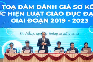 Thứ trưởng Hoàng Minh Sơn và lãnh đạo các đơn vị thuộc Bộ GD&ĐT chủ trì thảo luận tại tọa đàm đánh giá sơ kết thực hiện Luật Giáo dục đại học giai đoạn 2019-2023. 