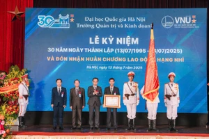 Thứ trưởng Bộ GD&ĐT Hoàng Minh Sơn thừa ủy quyền Chủ tịch nước trao Huân chương Lao động hạng Nhì cho Trường Quản trị và Kinh doanh (Đại học Quốc gia Hà Nội).