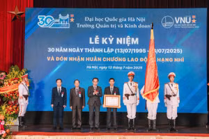 Thứ trưởng Bộ GD&ĐT Hoàng Minh Sơn thừa ủy quyền Chủ tịch nước trao Huân chương Lao động hạng Nhì cho Trường Quản trị và Kinh doanh (Đại học Quốc gia Hà Nội).