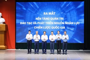 Bộ trưởng Hoàng Minh Sơn cùng các đại biểu thực hiện nghi thức ra mắt Nền tảng quản trị đào tạo và phát triển nguồn nhân lực chiến lược quốc gia.