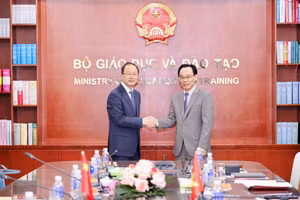 Bộ trưởng Bộ GD&ĐT Hoàng Minh Sơn và ông Hà Quang Thái - Bí thư Đảng ủy, Chủ tịch Hội đồng Đại học Bắc Kinh.