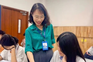 Cô Đình Thị Thủy hướng dẫn học trò trong giờ Ngữ văn.