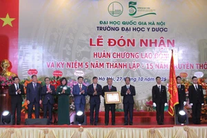 Bộ trưởng Bộ GD&ĐT Nguyễn Kim Sơn thừa ủy quyền của Chủ tịch nước trao Huân chương Lao động hạng Ba cho Trường Đại học Y Dược-Đại học Quốc gia Hà Nội.