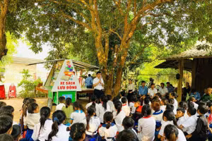 "Chuyến xe tri thức" thu hút sự quan tâm của đông đảo học sinh xã Lìa, Quảng Trị.