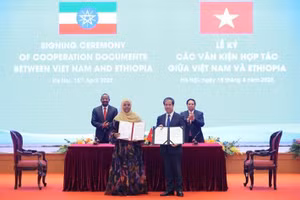 Bộ trưởng Bộ GD&ĐT Việt Nam Nguyễn Kim Sơn và Bộ trưởng Bộ Phát triển lao động và Kỹ năng Ethiopia ký, trao Bản ghi nhớ về hợp tác giáo dục đại học - Ảnh: VGP/Nhật Bắc.