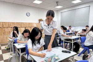 Cô Nguyễn Thị Oanh hướng dẫn học sinh trong giờ Toán.