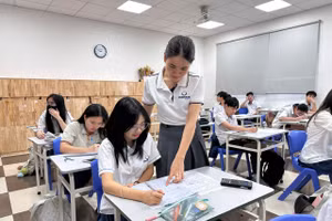 Cô Nguyễn Thị Oanh hướng dẫn học sinh trong giờ Toán.