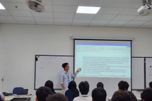Phenikaa và học sinh trong giờ Hóa học.