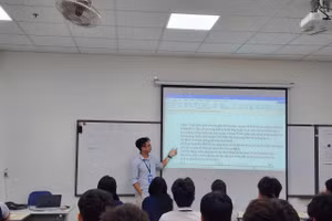 Phenikaa và học sinh trong giờ Hóa học.