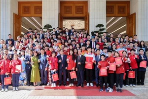 Thủ tướng Phạm Minh Chính, Bộ trưởng Nguyễn Kim Sơn và học sinh đoạt giải tại các kỳ thi quốc tế năm 2025 - Ảnh: VGP/Nhật Bắc