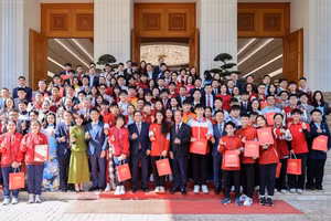 Thủ tướng Phạm Minh Chính, Bộ trưởng Nguyễn Kim Sơn và học sinh đoạt giải tại các kỳ thi quốc tế năm 2025 - Ảnh: VGP/Nhật Bắc