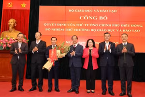 Ban Thường vụ Đảng ủy Bộ GD&ĐT chúc mừng tân Thứ trưởng Lê Tấn Dũng.