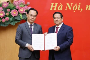 Thủ tướng trao Quyết định giao Quyền Bộ trưởng Bộ GD&ĐT cho PGS.TS Hoàng Minh Sơn
