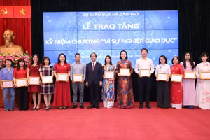 Bộ trưởng Nguyễn Kim Sơn trao Kỷ niệm chương "Vì sự nghiệp giáo dục" cho các nhà báo.