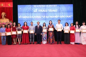Bộ trưởng Nguyễn Kim Sơn trao Kỷ niệm chương "Vì sự nghiệp giáo dục" cho các nhà báo.