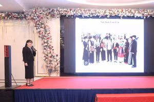 Cô Phu Minh Diệp - Hiệu trưởng Trường Tiểu học Phúc Sơn (phường Cầu Thia, tỉnh Lào Cai) chia sẻ về công tác quản lý, tổ chức lớp học xóa mù chữ. Ảnh: Trần Hiệp. 