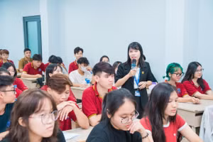 TS. Cù Ngọc Phương - Trưởng khoa Lý luận Chính trị, Trường Đại học Nguyễn Tất Thành trong giờ dạy.